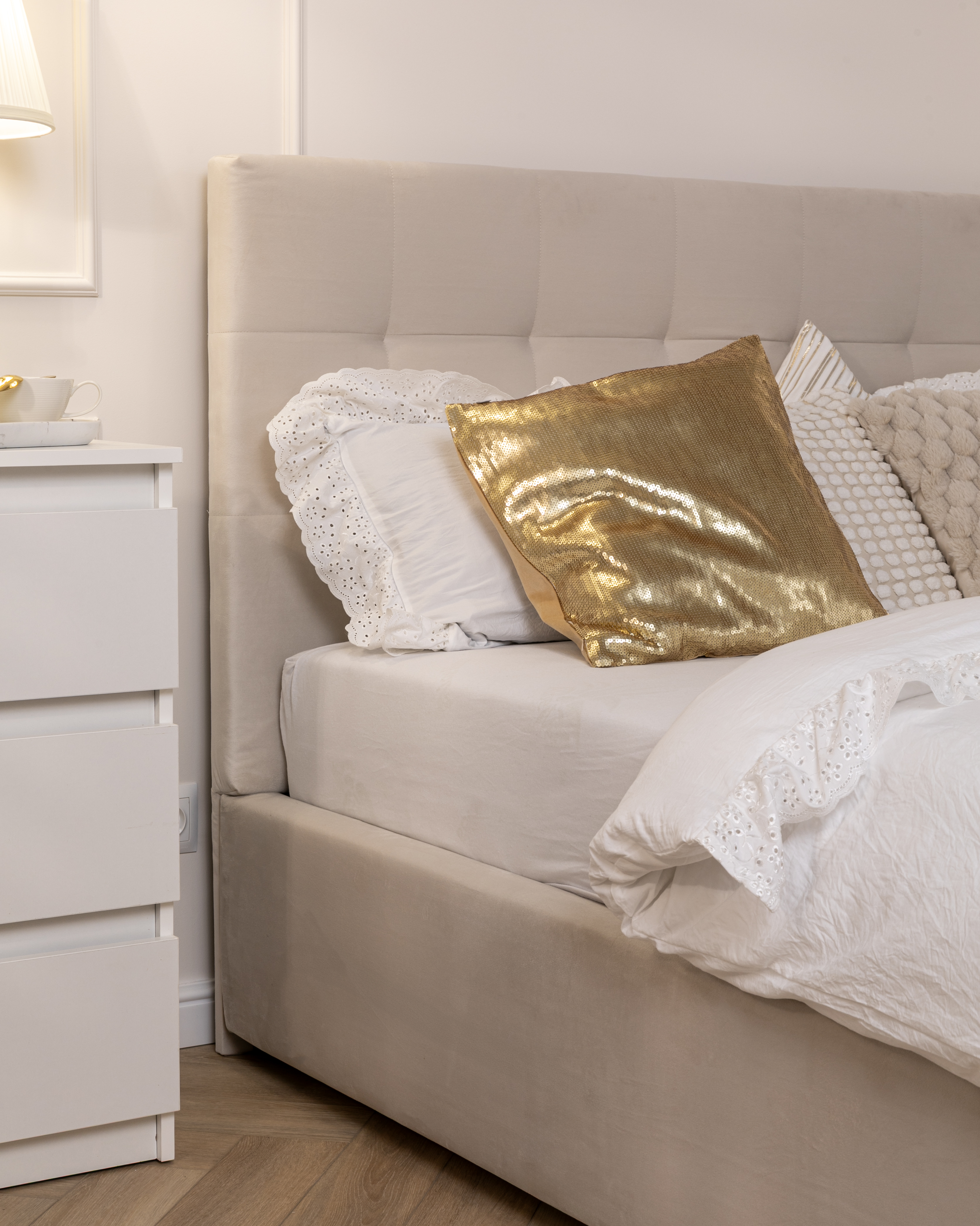 Čalouněná postel LUCERNA 160x200 Krémová Trinity s úložným prostorem kovový rošt