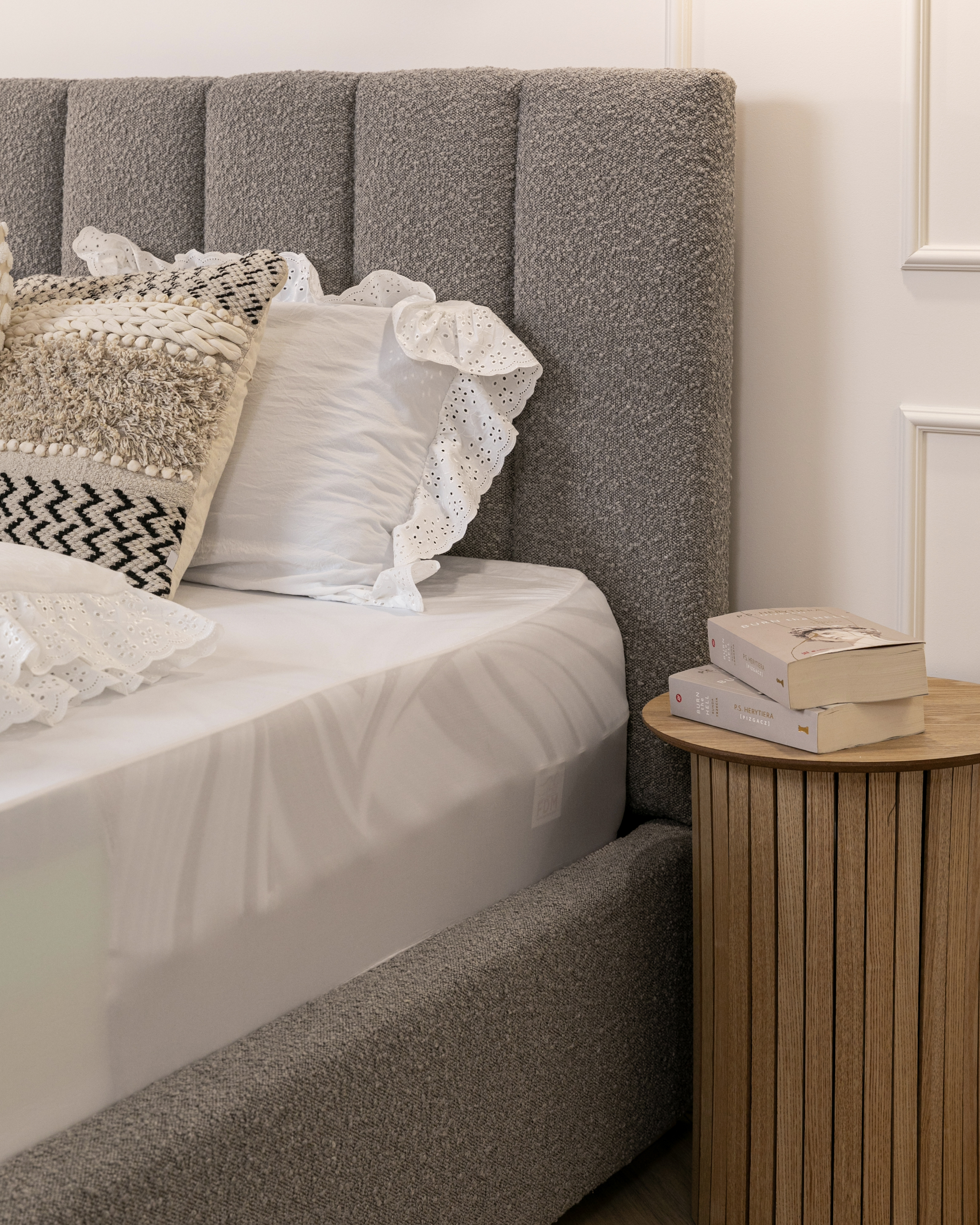 Čalouněná postel AUSTIN 140x200cm Šedá Boucle s úložným prostorem kovový rošt